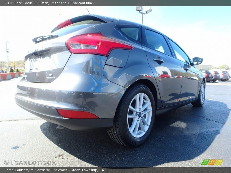 Magnetic / Charcoal Black 2016 Ford Focus SE Hatch