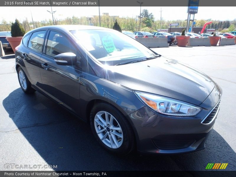 Magnetic / Charcoal Black 2016 Ford Focus SE Hatch
