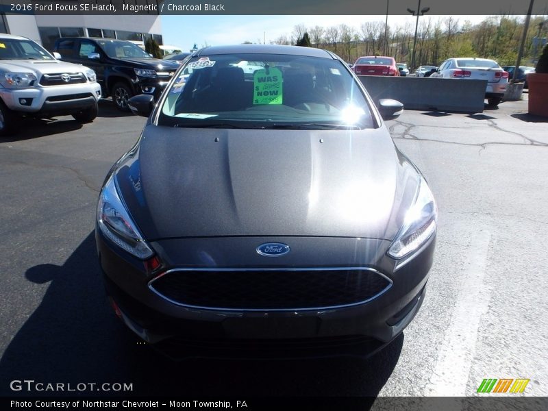 Magnetic / Charcoal Black 2016 Ford Focus SE Hatch