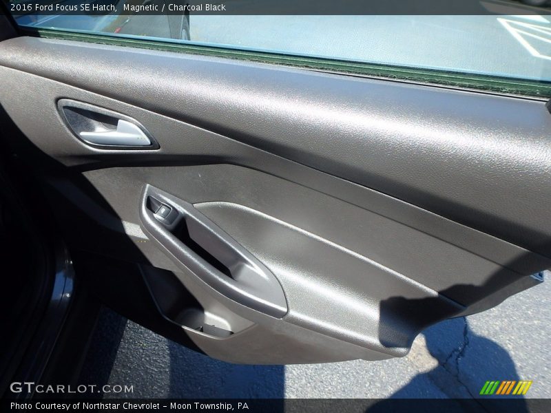 Magnetic / Charcoal Black 2016 Ford Focus SE Hatch