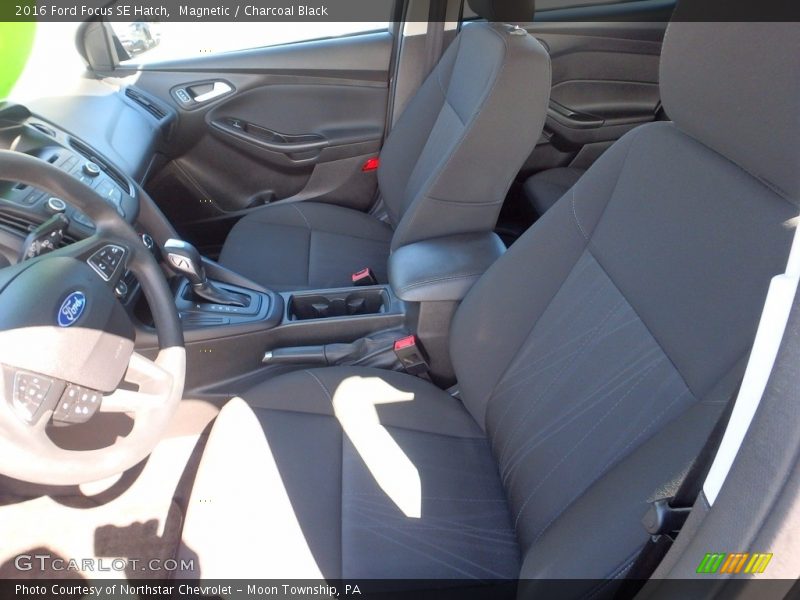 Magnetic / Charcoal Black 2016 Ford Focus SE Hatch