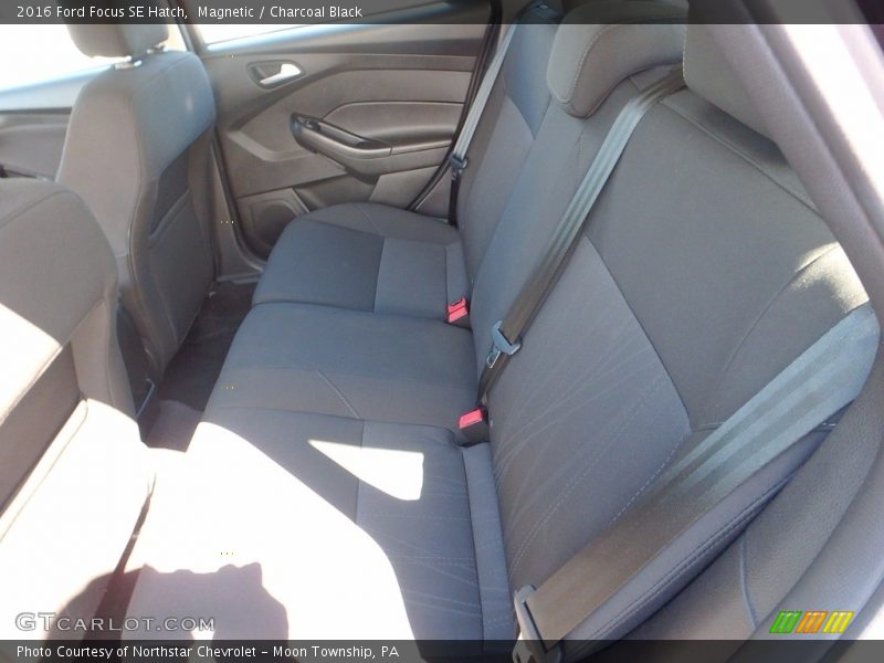 Magnetic / Charcoal Black 2016 Ford Focus SE Hatch