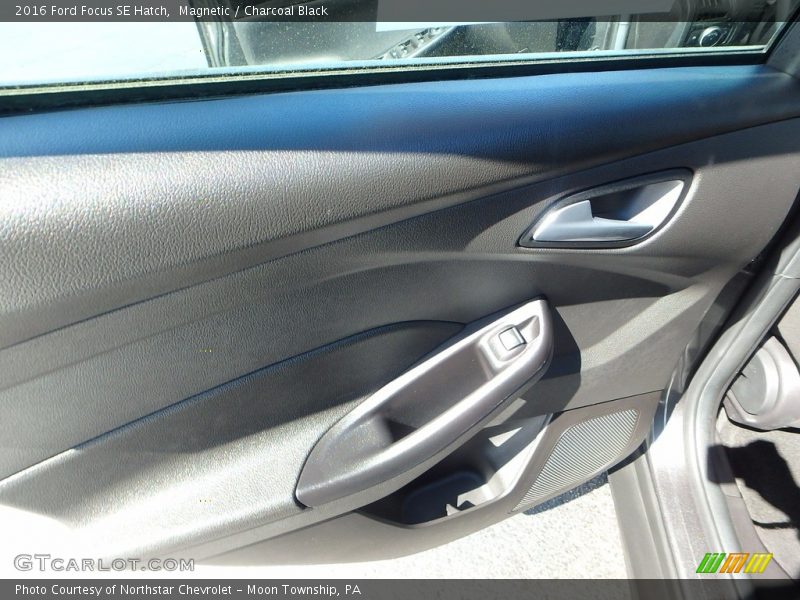 Magnetic / Charcoal Black 2016 Ford Focus SE Hatch
