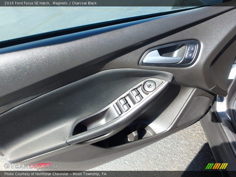 Magnetic / Charcoal Black 2016 Ford Focus SE Hatch