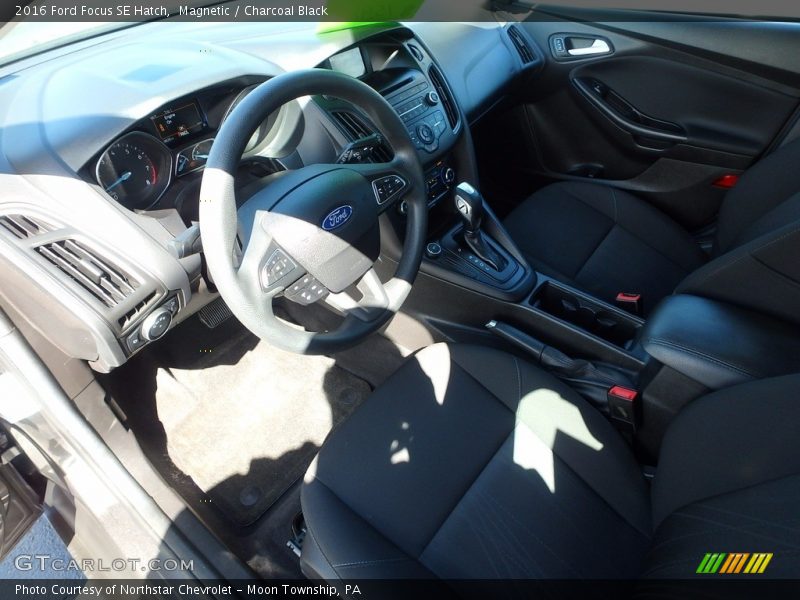 Magnetic / Charcoal Black 2016 Ford Focus SE Hatch