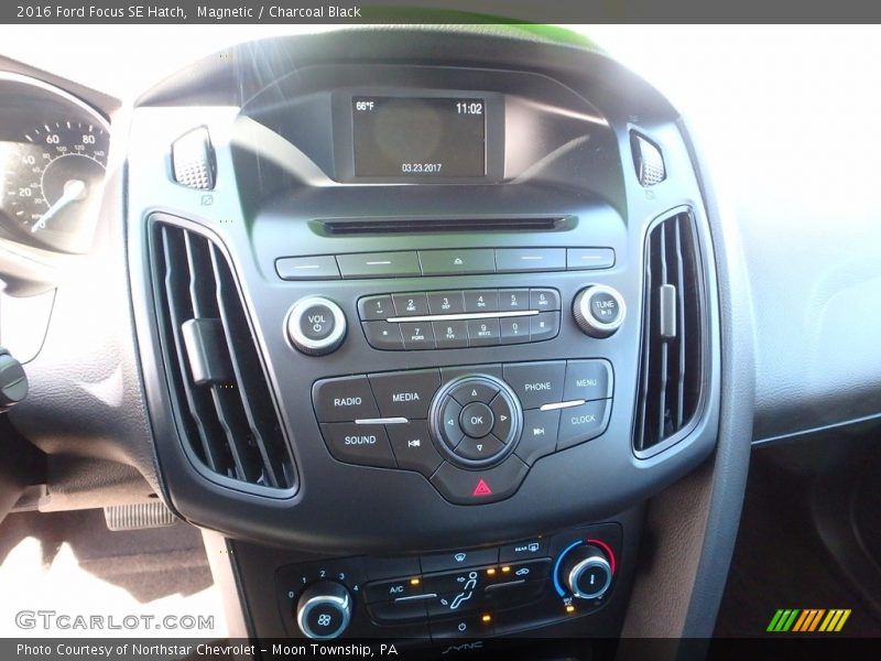 Magnetic / Charcoal Black 2016 Ford Focus SE Hatch