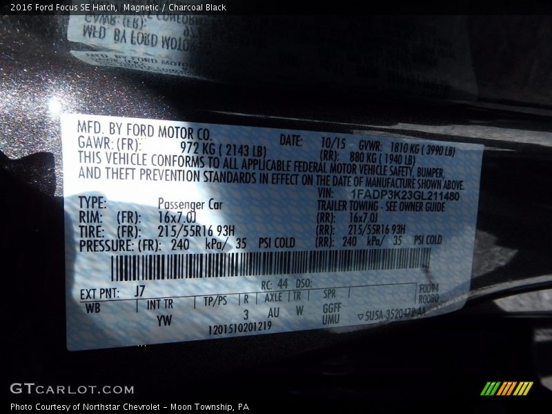 Magnetic / Charcoal Black 2016 Ford Focus SE Hatch