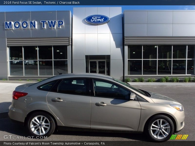 Tectonic / Charcoal Black 2016 Ford Focus SE Sedan