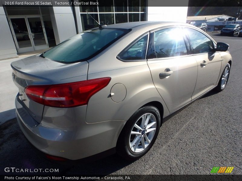 Tectonic / Charcoal Black 2016 Ford Focus SE Sedan