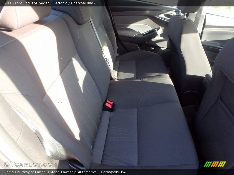 Tectonic / Charcoal Black 2016 Ford Focus SE Sedan