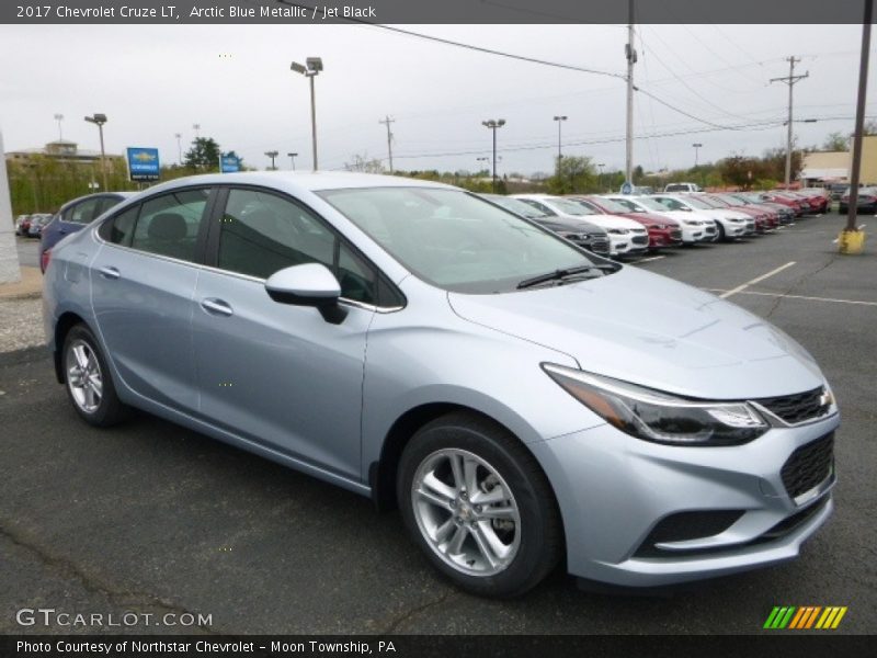 Front 3/4 View of 2017 Cruze LT