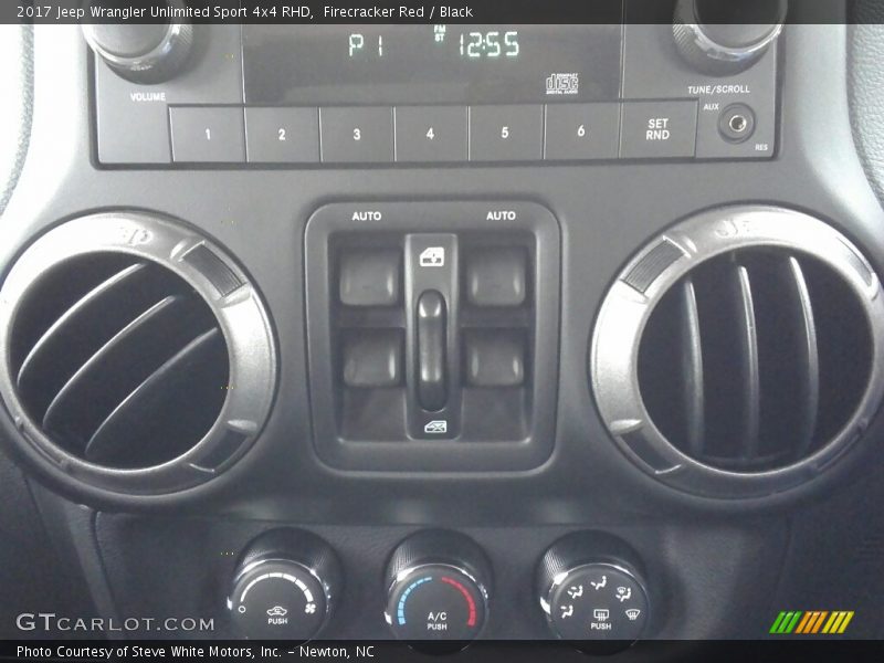 Controls of 2017 Wrangler Unlimited Sport 4x4 RHD