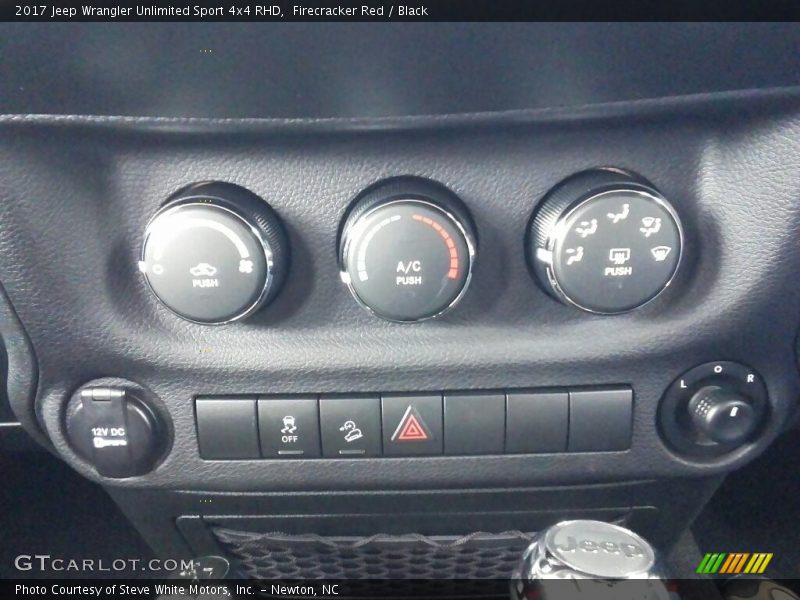 Controls of 2017 Wrangler Unlimited Sport 4x4 RHD