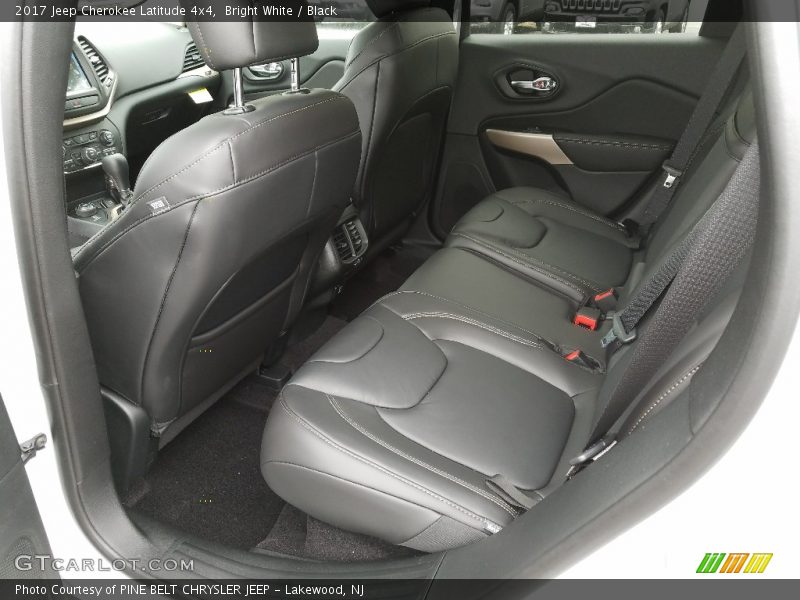 Bright White / Black 2017 Jeep Cherokee Latitude 4x4