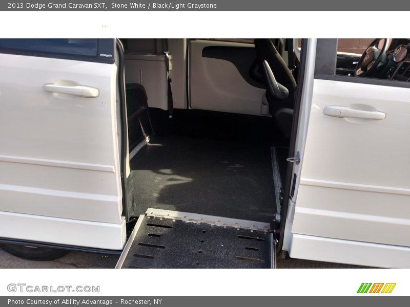 Stone White / Black/Light Graystone 2013 Dodge Grand Caravan SXT