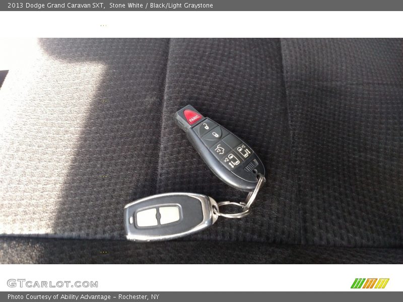Stone White / Black/Light Graystone 2013 Dodge Grand Caravan SXT