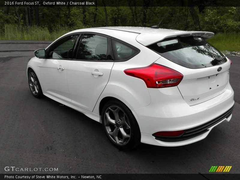 Oxford White / Charcoal Black 2016 Ford Focus ST
