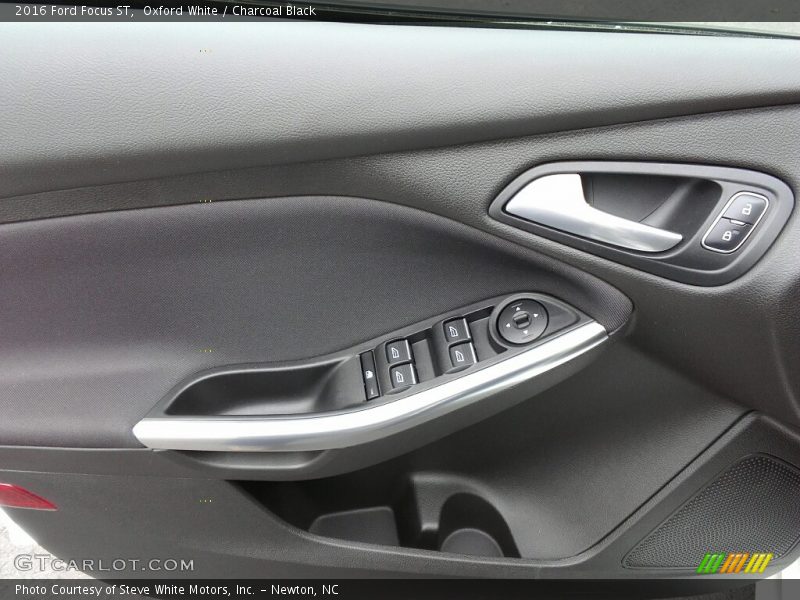 Oxford White / Charcoal Black 2016 Ford Focus ST