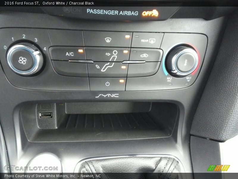 Oxford White / Charcoal Black 2016 Ford Focus ST