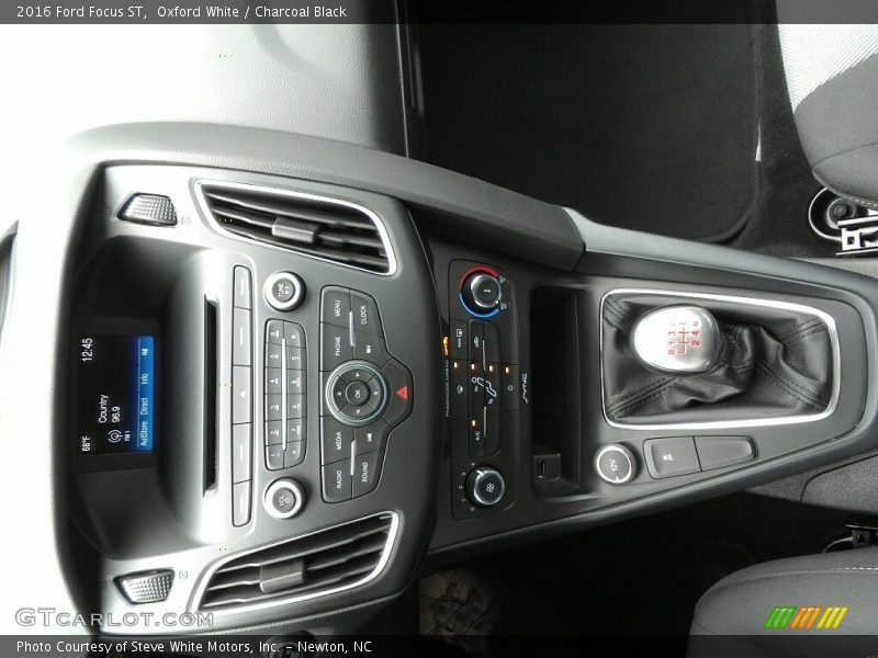 Oxford White / Charcoal Black 2016 Ford Focus ST