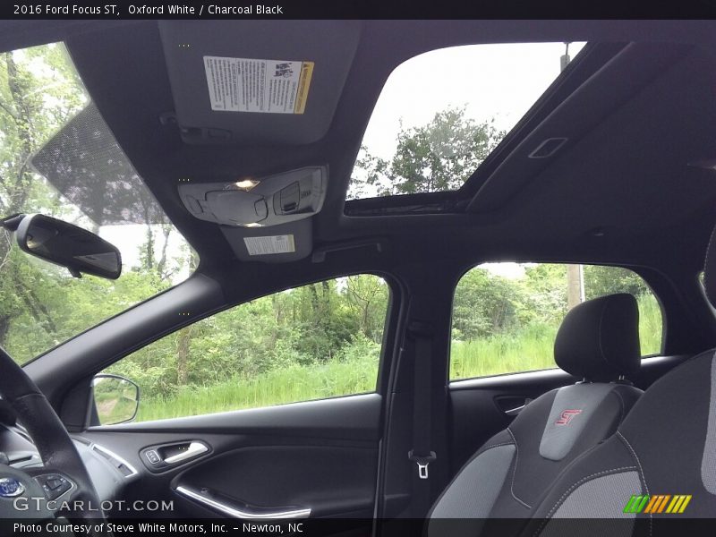 Oxford White / Charcoal Black 2016 Ford Focus ST