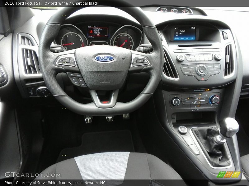 Oxford White / Charcoal Black 2016 Ford Focus ST