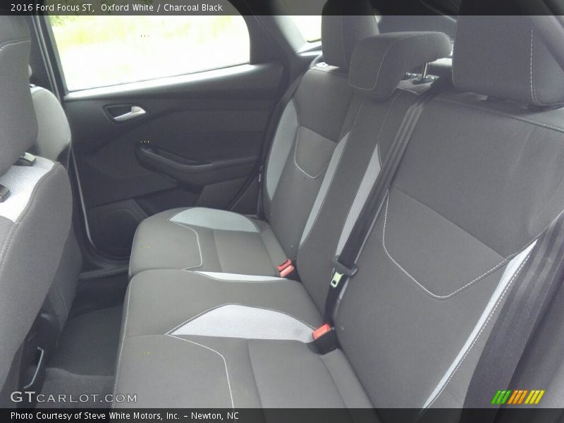 Oxford White / Charcoal Black 2016 Ford Focus ST