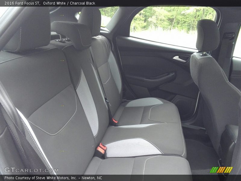 Oxford White / Charcoal Black 2016 Ford Focus ST