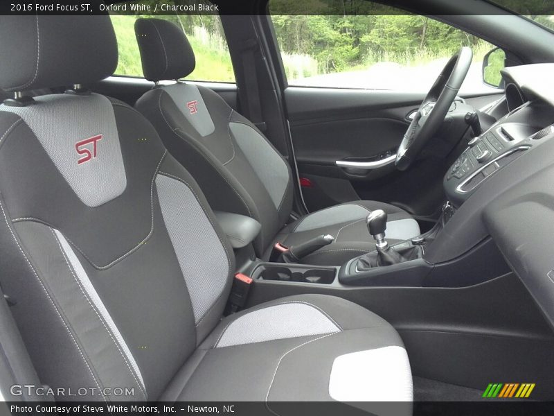 Oxford White / Charcoal Black 2016 Ford Focus ST