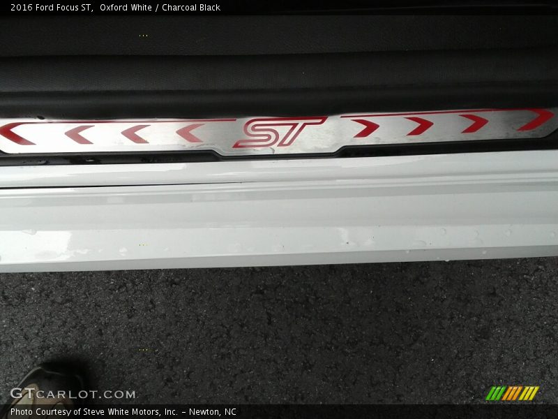 Oxford White / Charcoal Black 2016 Ford Focus ST
