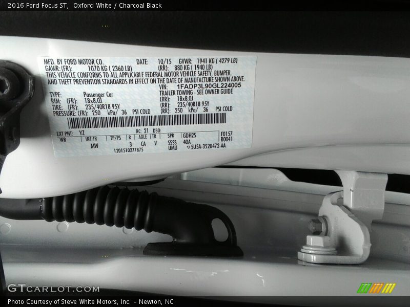 Oxford White / Charcoal Black 2016 Ford Focus ST