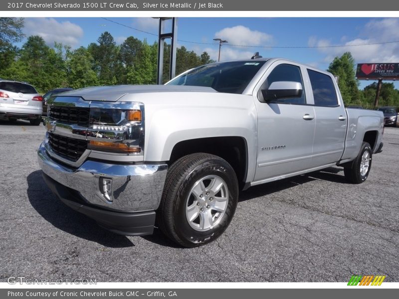 Front 3/4 View of 2017 Silverado 1500 LT Crew Cab