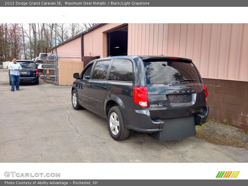 Maximum Steel Metallic / Black/Light Graystone 2013 Dodge Grand Caravan SE