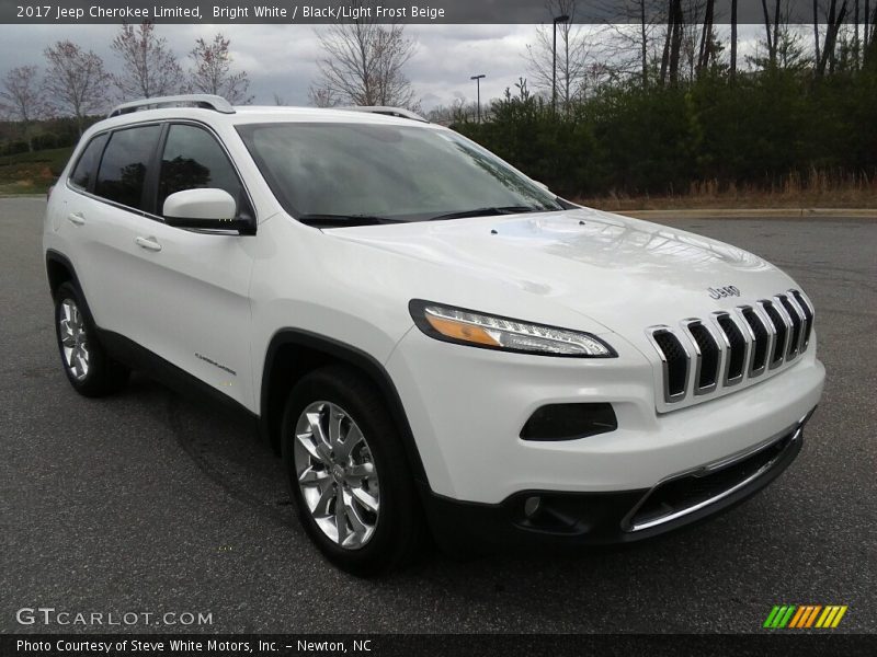 Front 3/4 View of 2017 Cherokee Limited