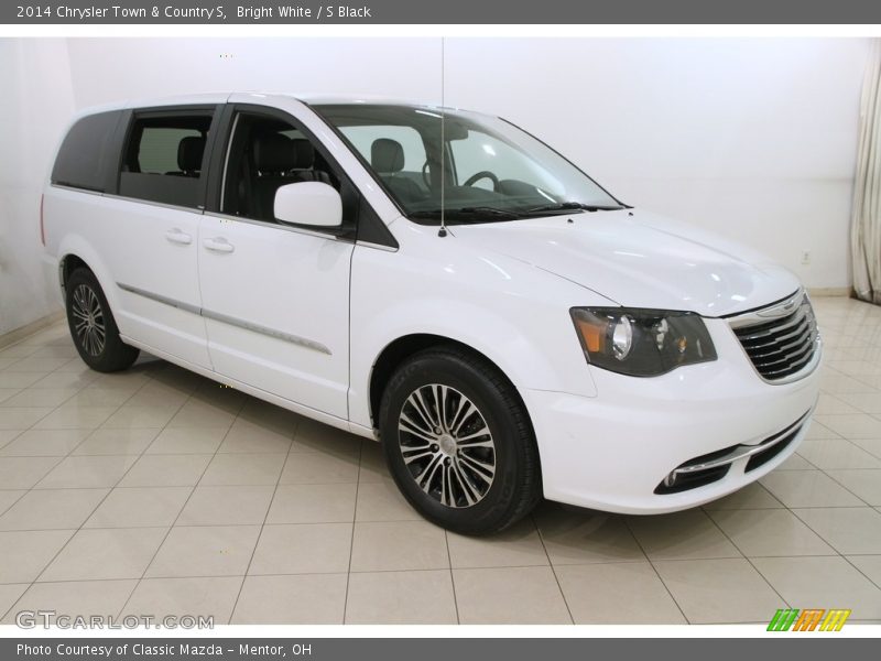 Bright White / S Black 2014 Chrysler Town & Country S