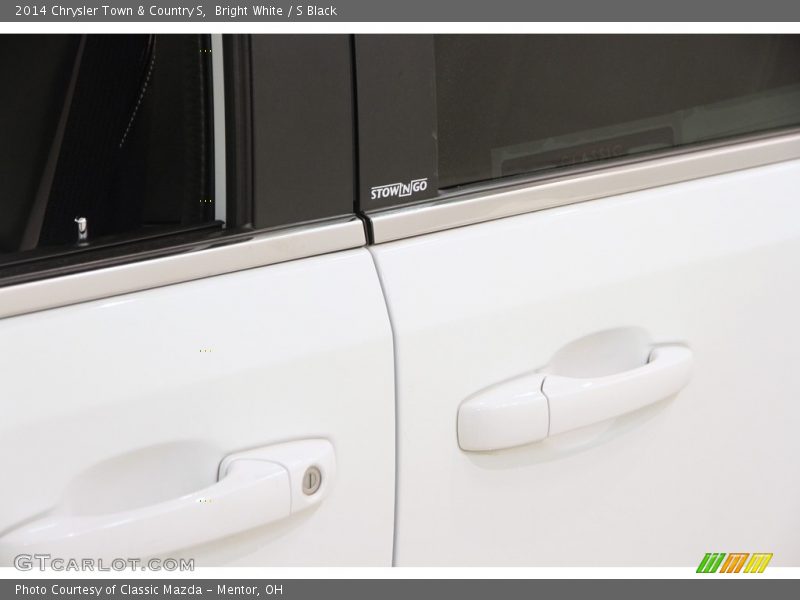 Bright White / S Black 2014 Chrysler Town & Country S