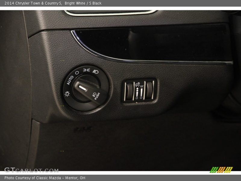 Bright White / S Black 2014 Chrysler Town & Country S