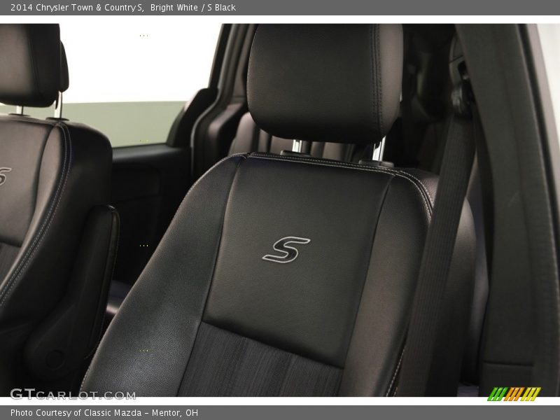 Bright White / S Black 2014 Chrysler Town & Country S