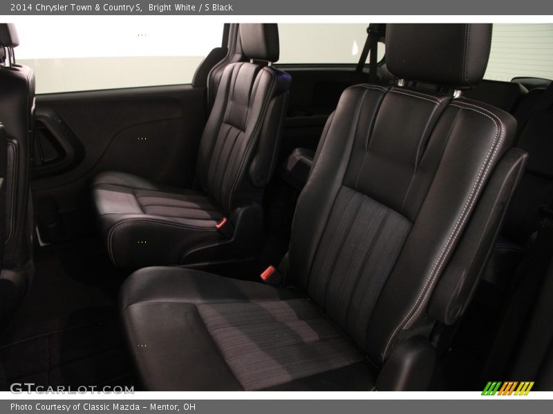 Bright White / S Black 2014 Chrysler Town & Country S