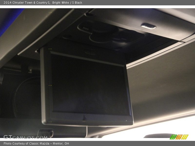 Bright White / S Black 2014 Chrysler Town & Country S