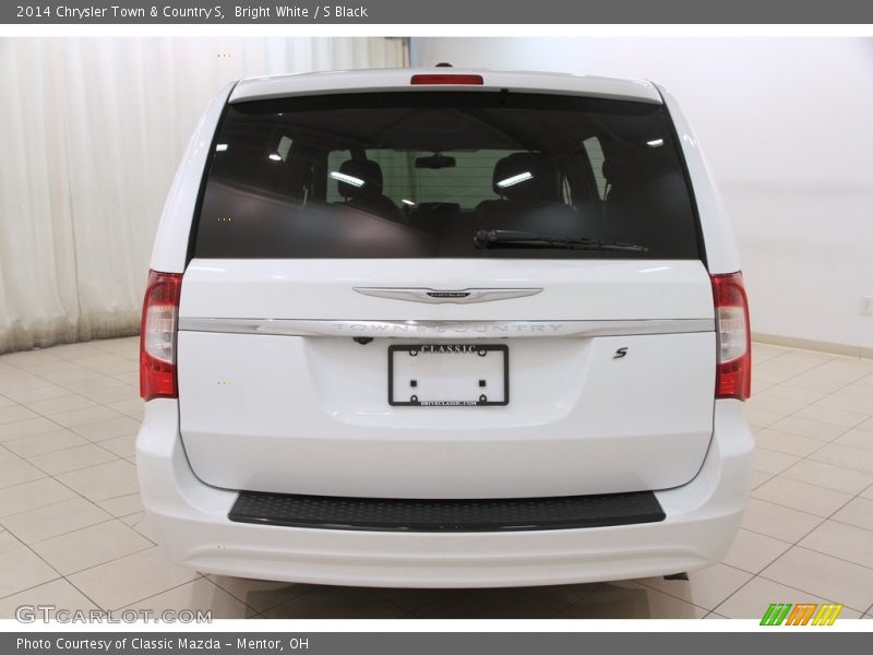 Bright White / S Black 2014 Chrysler Town & Country S