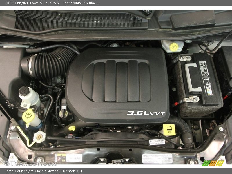 Bright White / S Black 2014 Chrysler Town & Country S