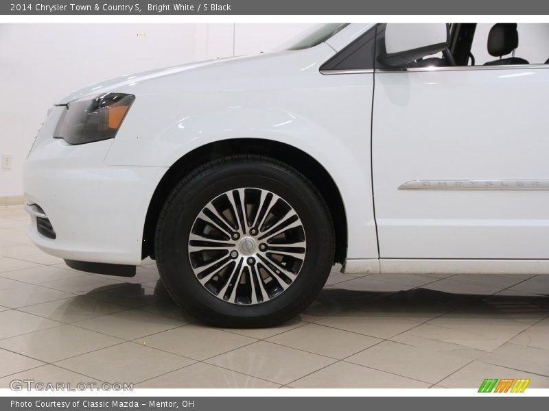 Bright White / S Black 2014 Chrysler Town & Country S