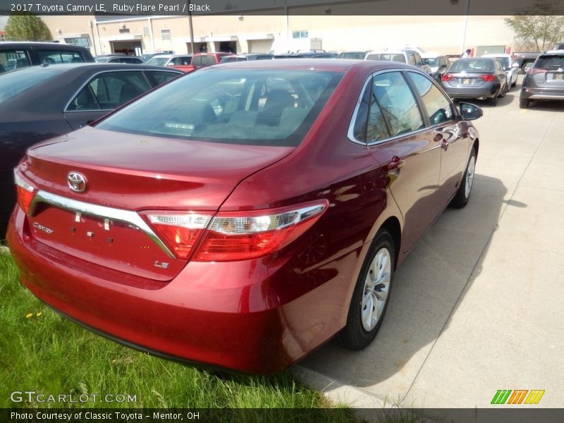 Ruby Flare Pearl / Black 2017 Toyota Camry LE