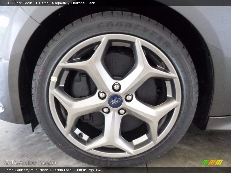 Magnetic / Charcoal Black 2017 Ford Focus ST Hatch