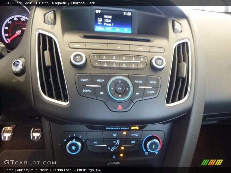 Magnetic / Charcoal Black 2017 Ford Focus ST Hatch
