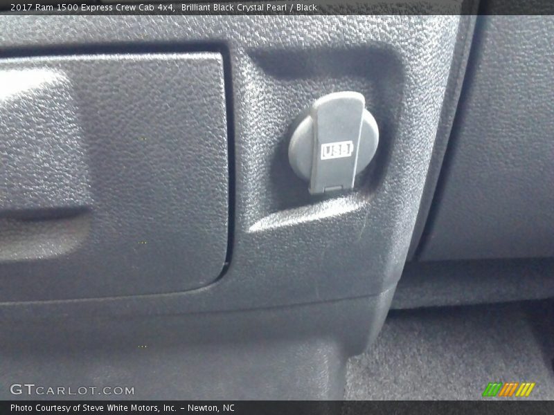 Brilliant Black Crystal Pearl / Black 2017 Ram 1500 Express Crew Cab 4x4