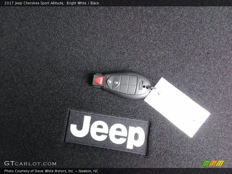 Bright White / Black 2017 Jeep Cherokee Sport Altitude