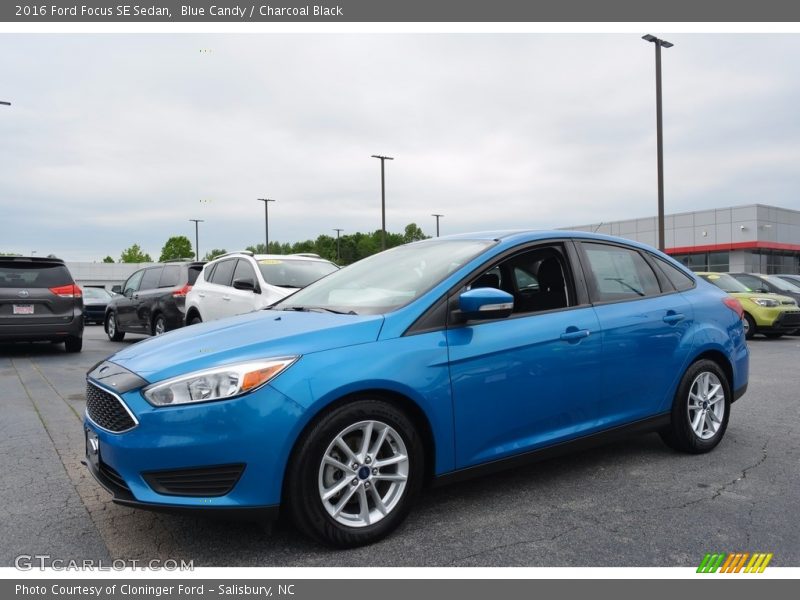 Front 3/4 View of 2016 Focus SE Sedan