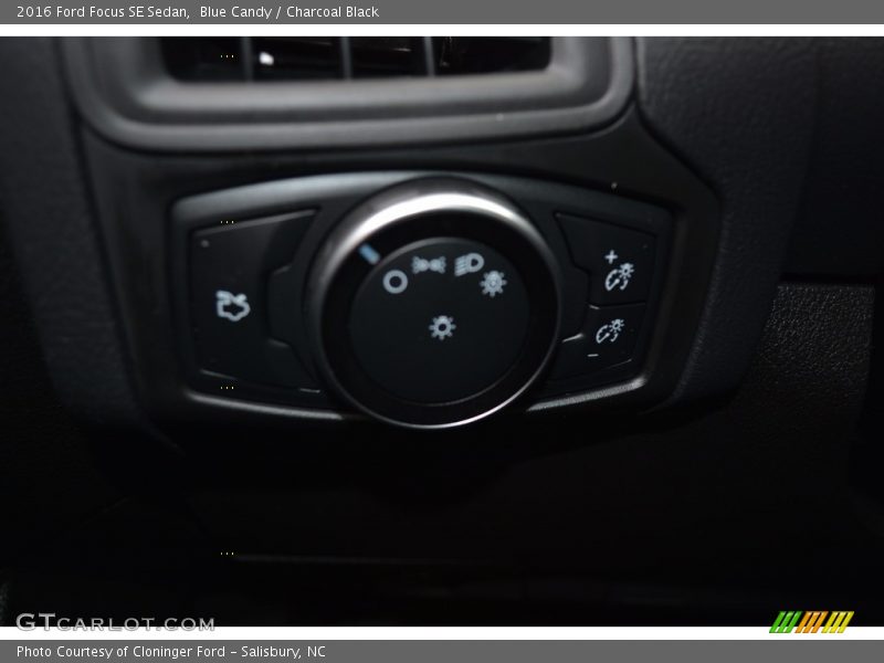Blue Candy / Charcoal Black 2016 Ford Focus SE Sedan